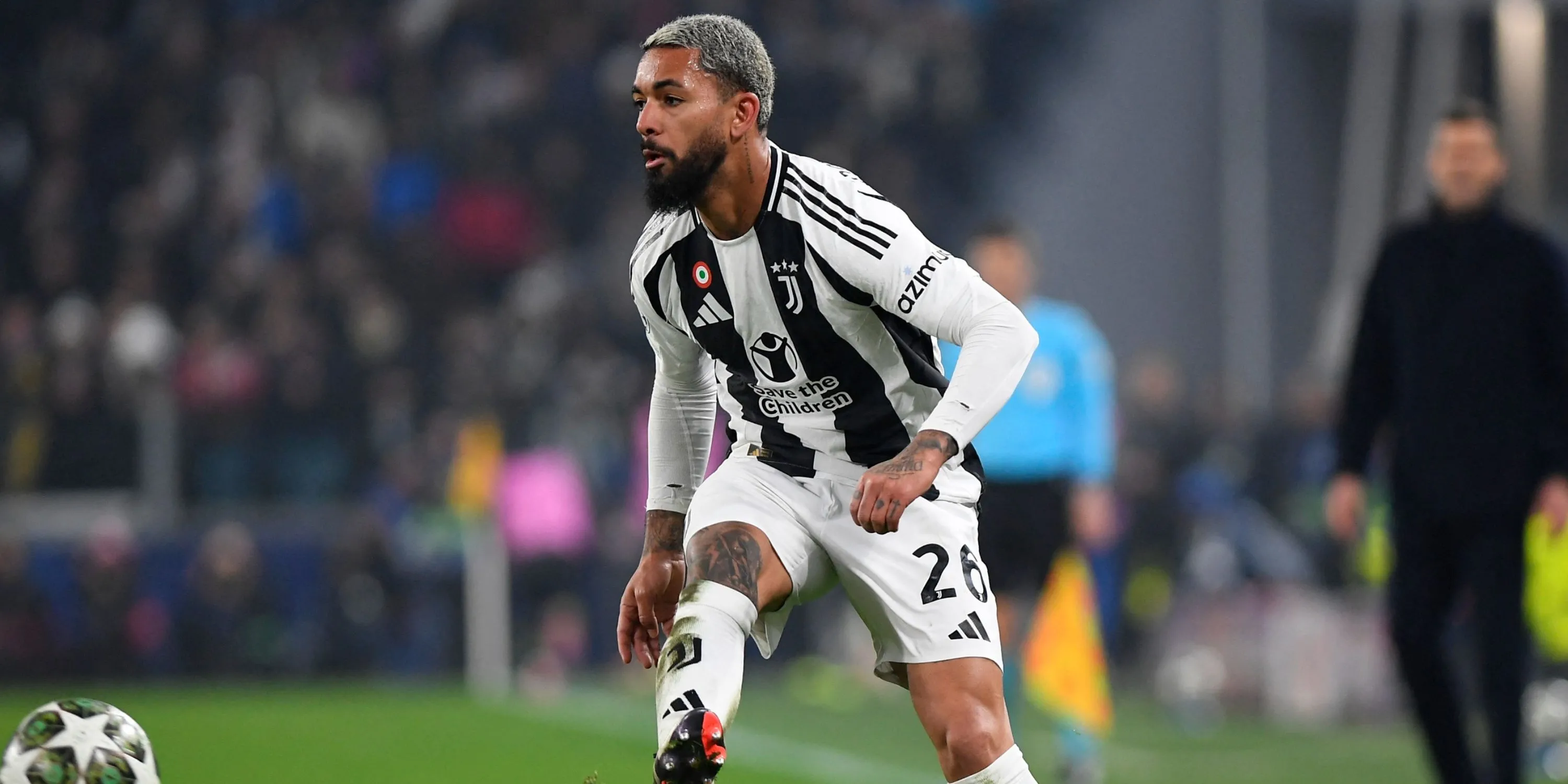 Douglas Luiz thi đấu tại Champions League cùng Juventus