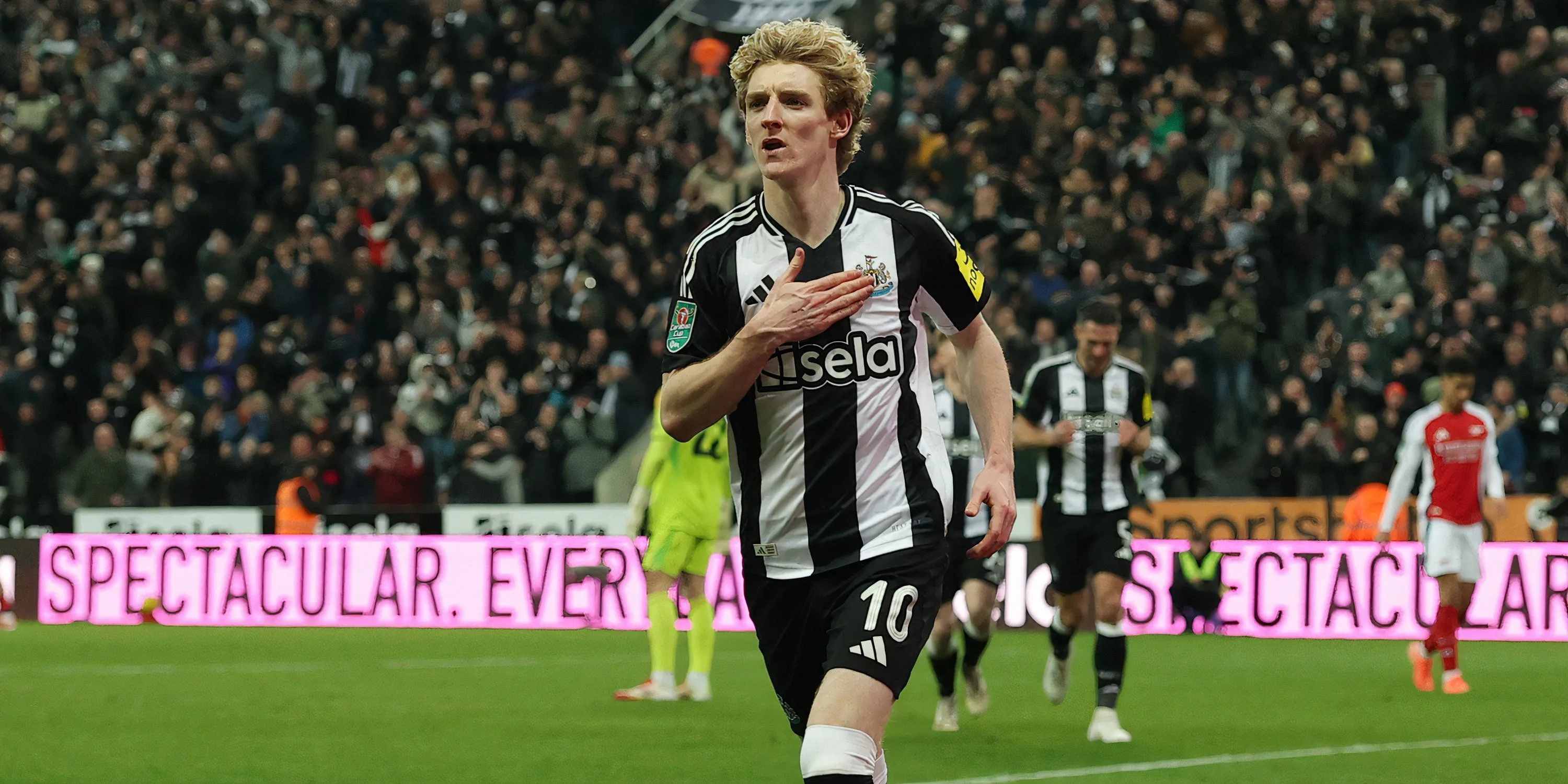 Gordon của Newcastle và huấn luyện viên Howe