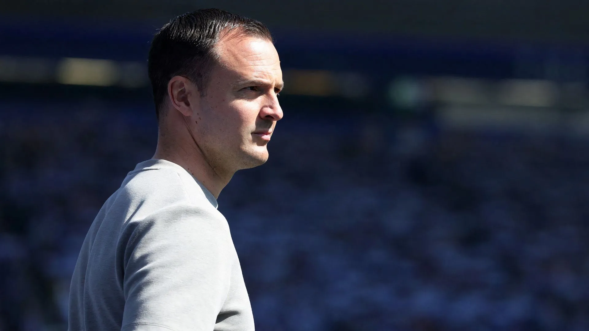 Huấn luyện viên Chris Davies của Birmingham City đang phát biểu trong buổi họp báo, thể hiện sự lãnh đạo và tầm nhìn cho đội bóng.