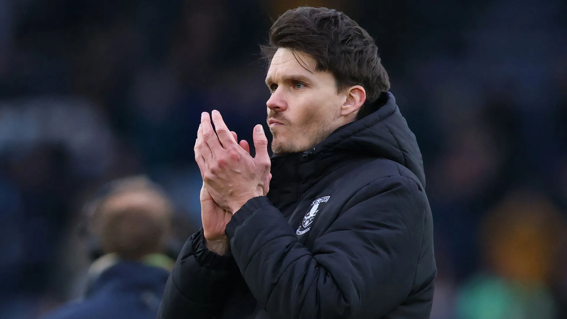 Huấn luyện viên Danny Rohl trên băng ghế chỉ đạo của Sheffield Wednesday, tương lai của ông gắn liền với khả năng đổi chủ của câu lạc bộ Hạng Nhất Anh.