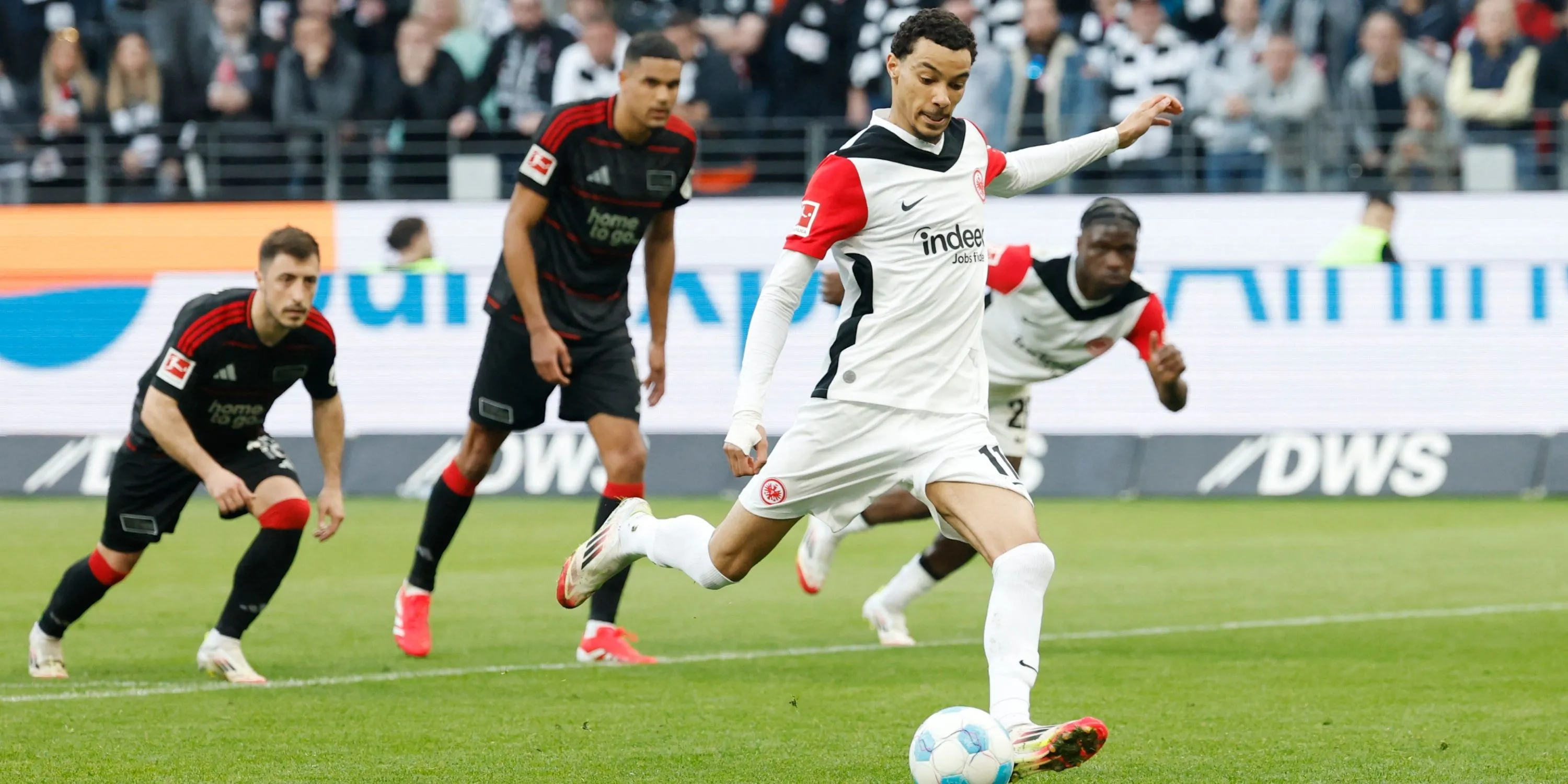 Hugo Ekitike của Frankfurt trong buổi tập luyện