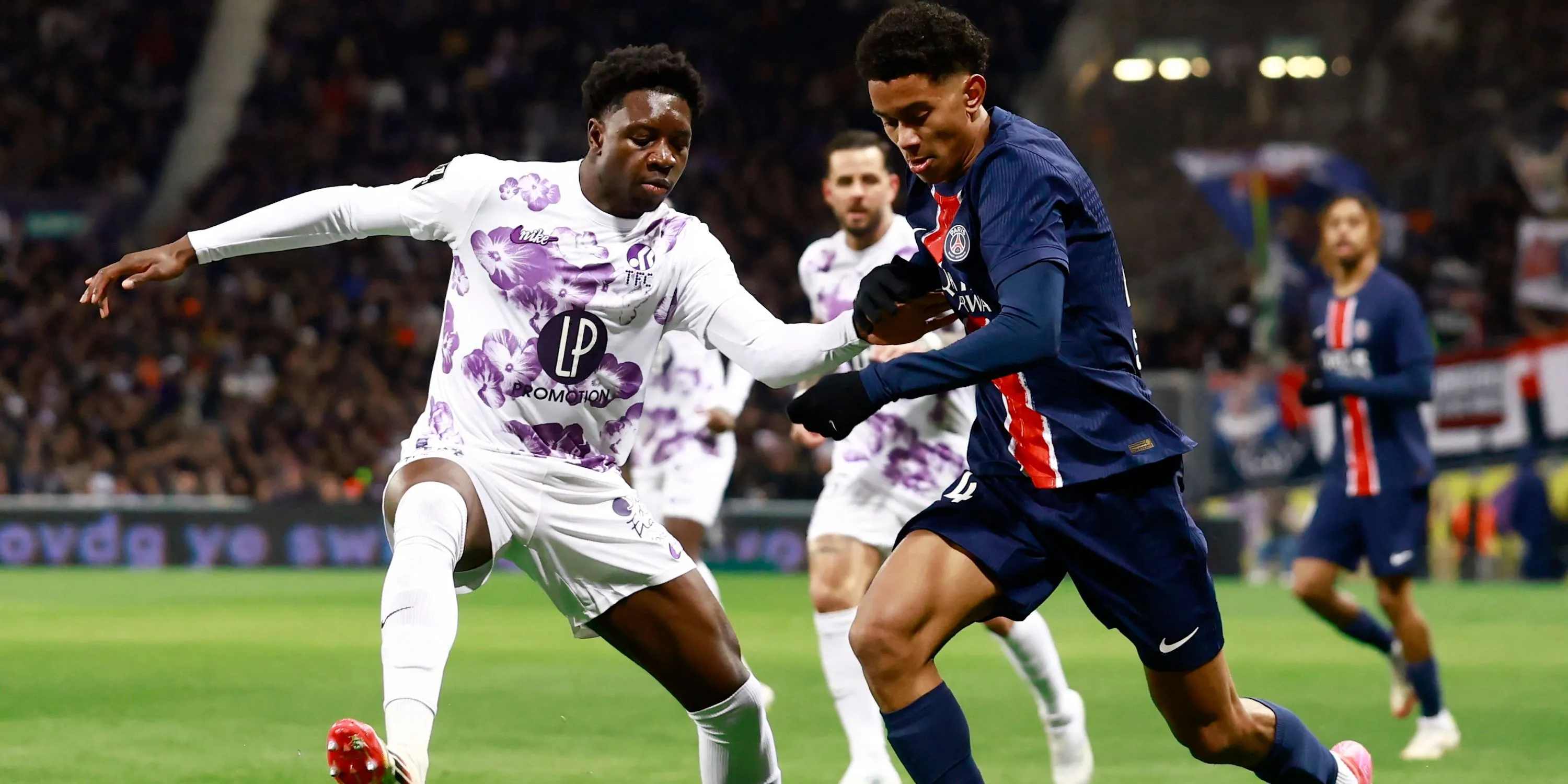 Jaydee Canvot (Toulouse) đối đầu với cầu thủ PSG, hình ảnh minh họa tiềm năng của hậu vệ 18 tuổi