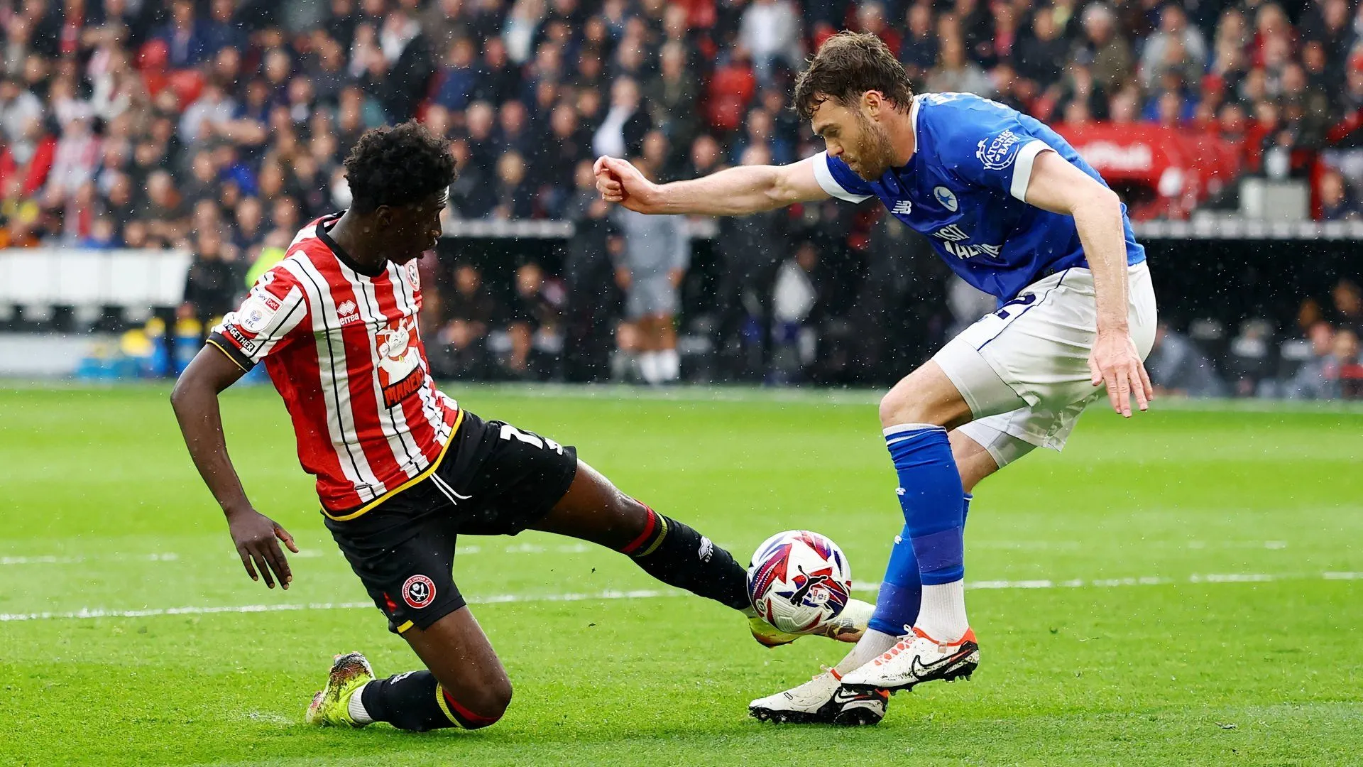 Jesurun Rak-Sakyi, mục tiêu chuyển nhượng của Southampton, trong một pha bóng trên sân