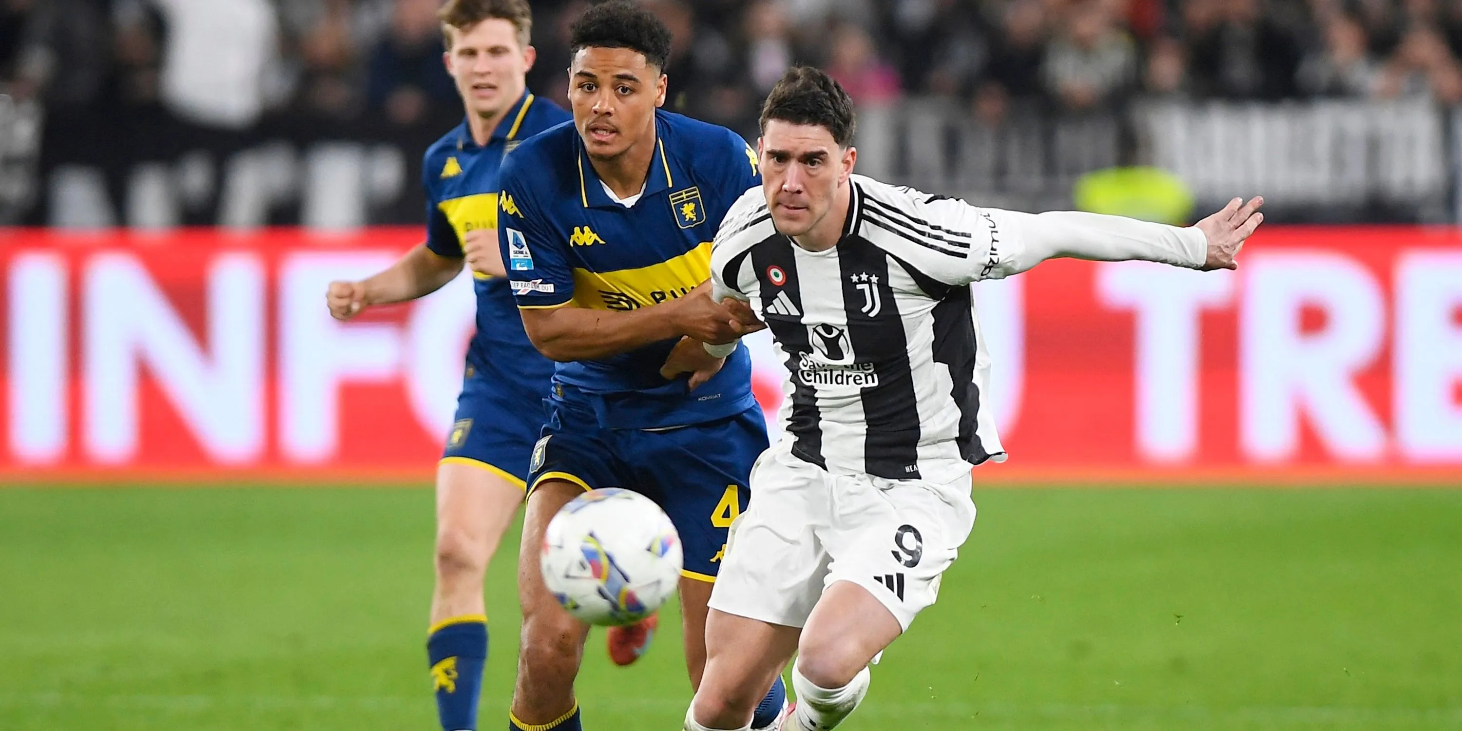 Koni de Winter (Genoa) tranh chấp bóng với Dusan Vlahovic trên sân cỏ