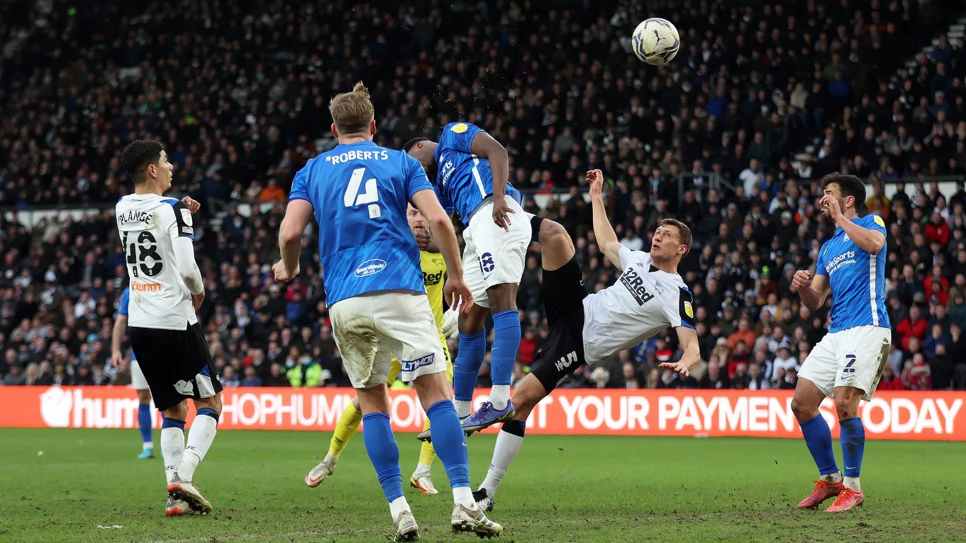 Krystian Bielik của Derby County sau khi ghi bàn gỡ hòa đẹp mắt vào lưới Birmingham City.