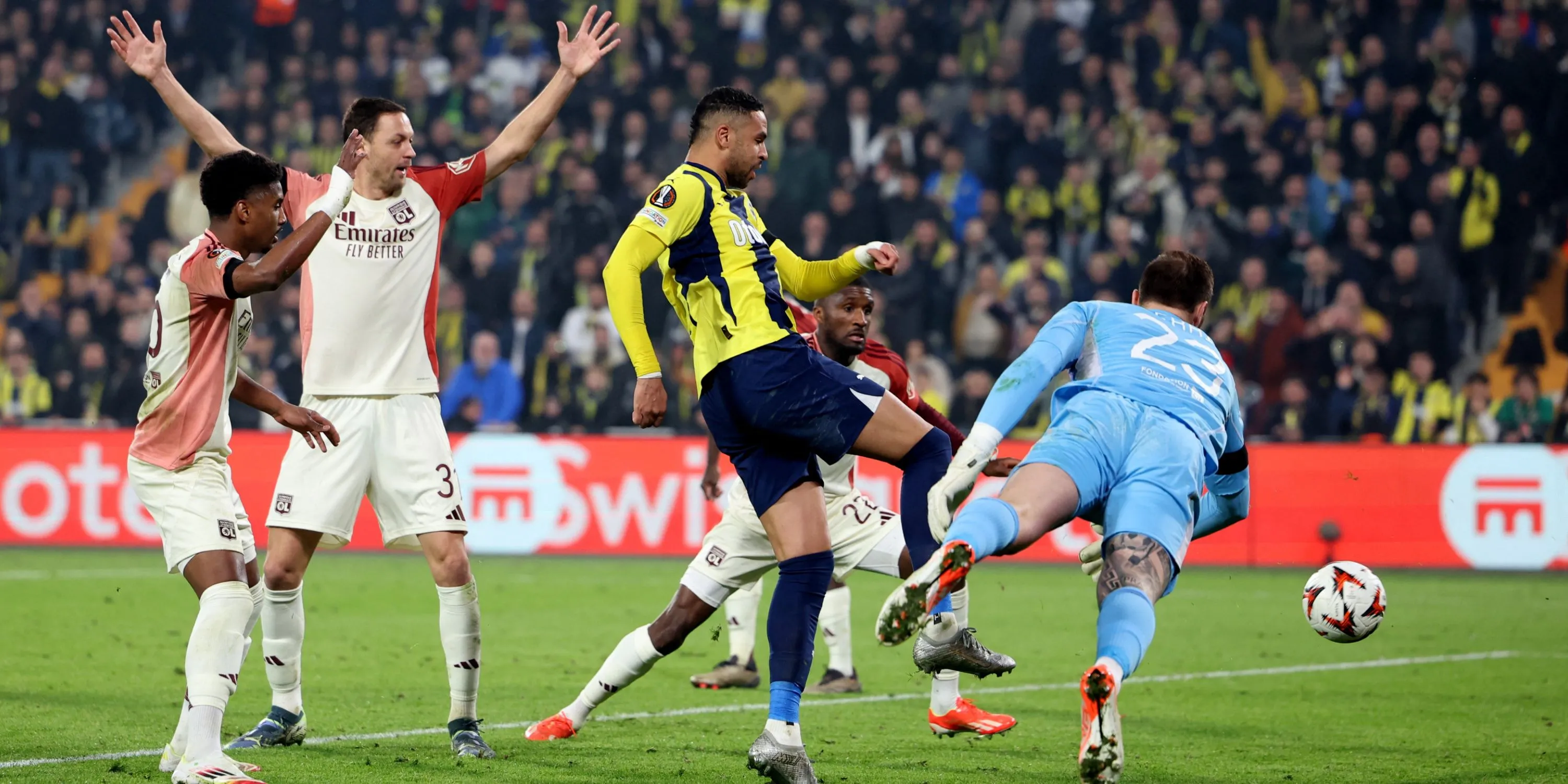 Lucas Perri trong màu áo Lyon, hy vọng mới cho khung gỗ của Leeds United.