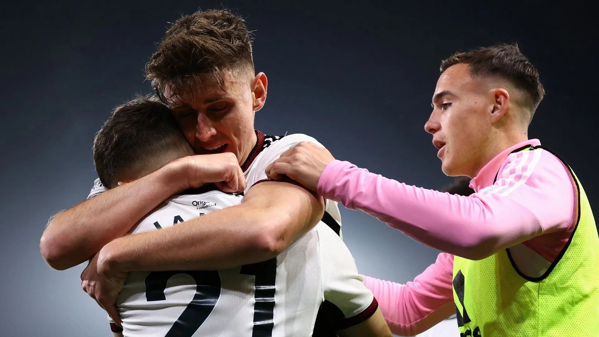 Luke Harris (trái) cùng đồng đội Tom Cairney trong một trận đấu của Fulham