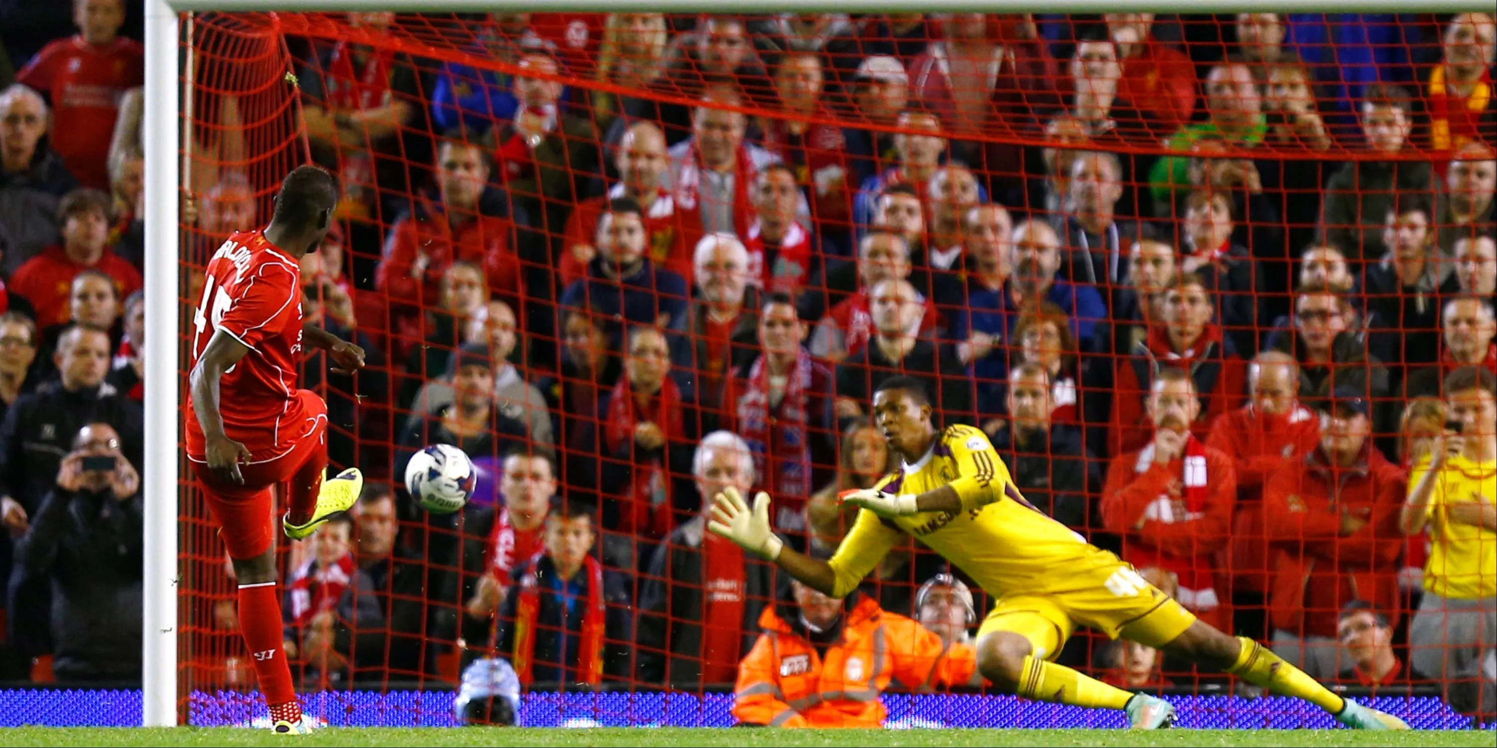Mario Balotelli trong màu áo Liverpool, một tài năng khó lường nhưng cực kỳ ổn định trên chấm penalty