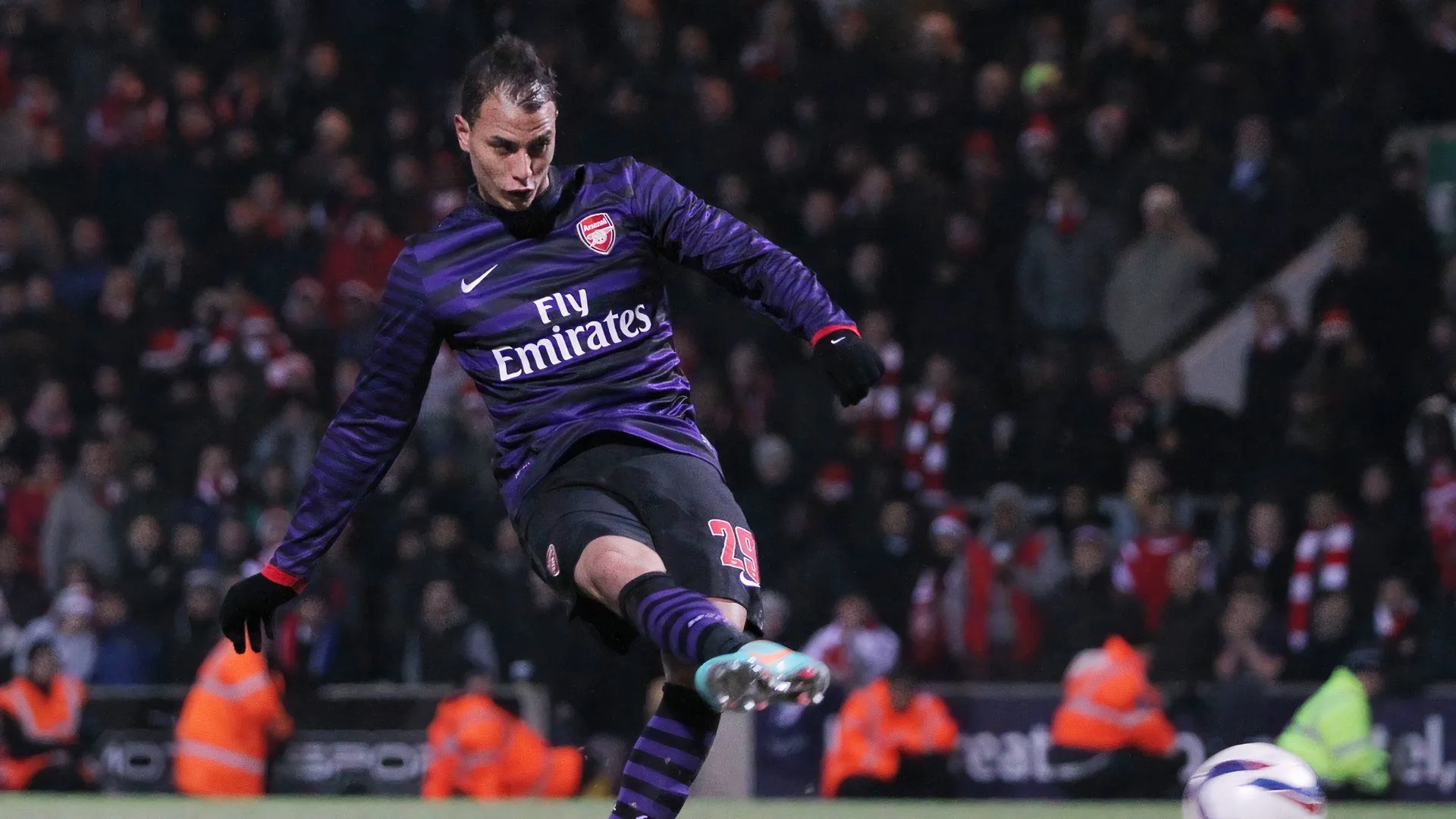Marouane Chamakh, cựu tiền đạo Arsenal, từng có thời gian ngắn chơi ở Championship cho Cardiff City