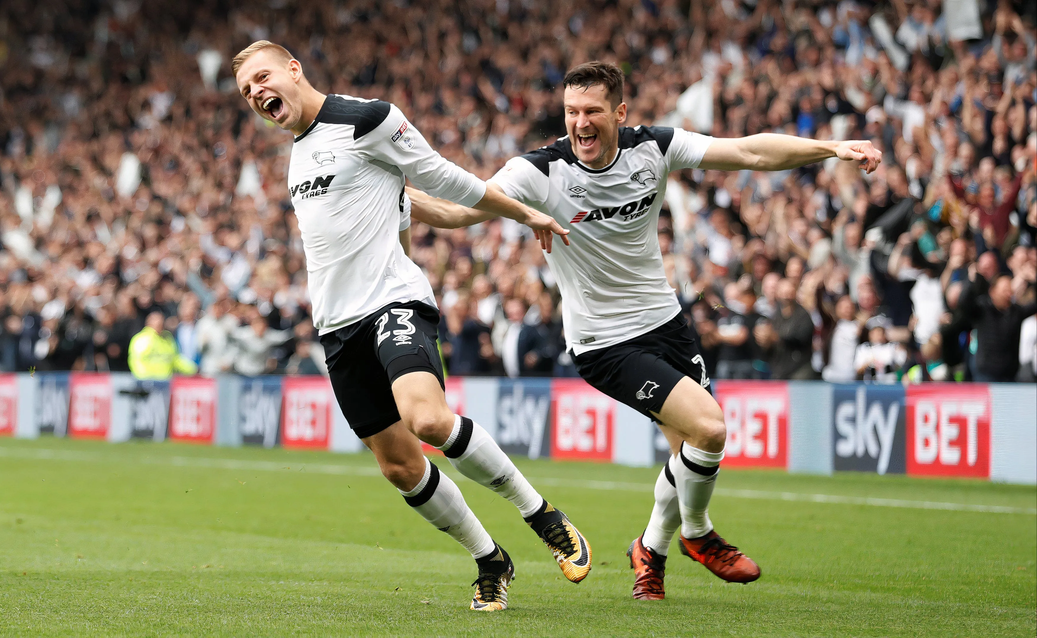 Matej Vydra (Derby County) ăn mừng bàn thắng chớp nhoáng cùng David Nugent trong trận derby East Midlands.