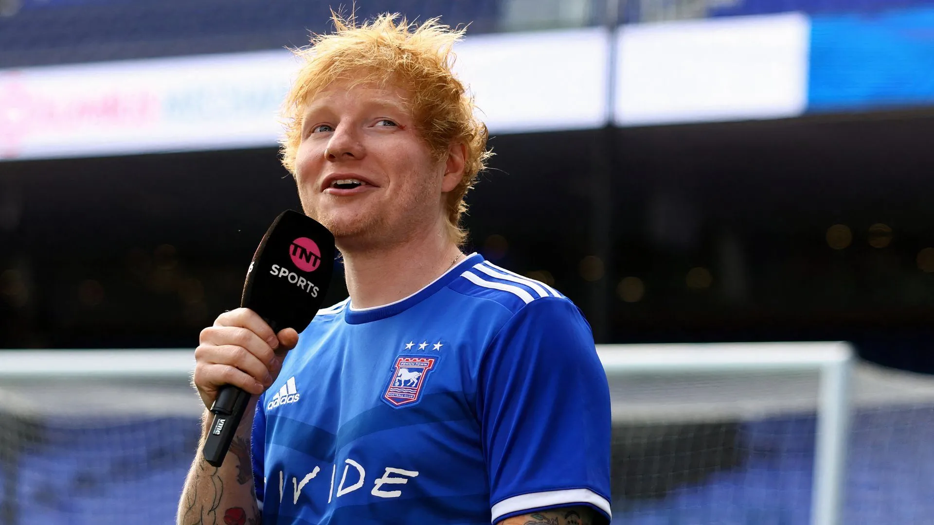 Ngôi sao âm nhạc toàn cầu Ed Sheeran, người hâm mộ cuồng nhiệt và nhà đầu tư của Ipswich Town