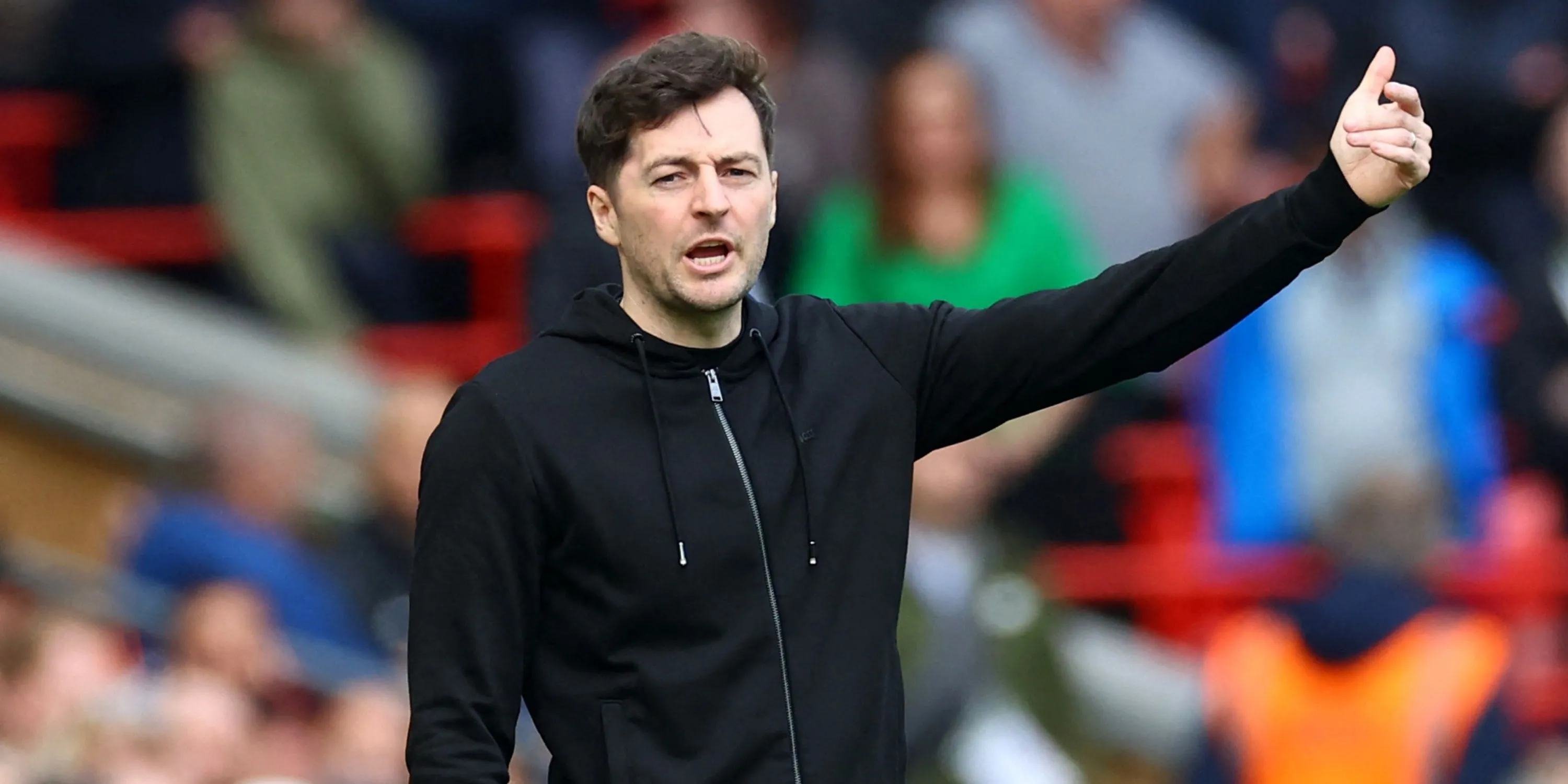 Ryan Mason trên sân trong vai trò huấn luyện viên, liên quan đến khả năng chiêu mộ cầu thủ Tottenham