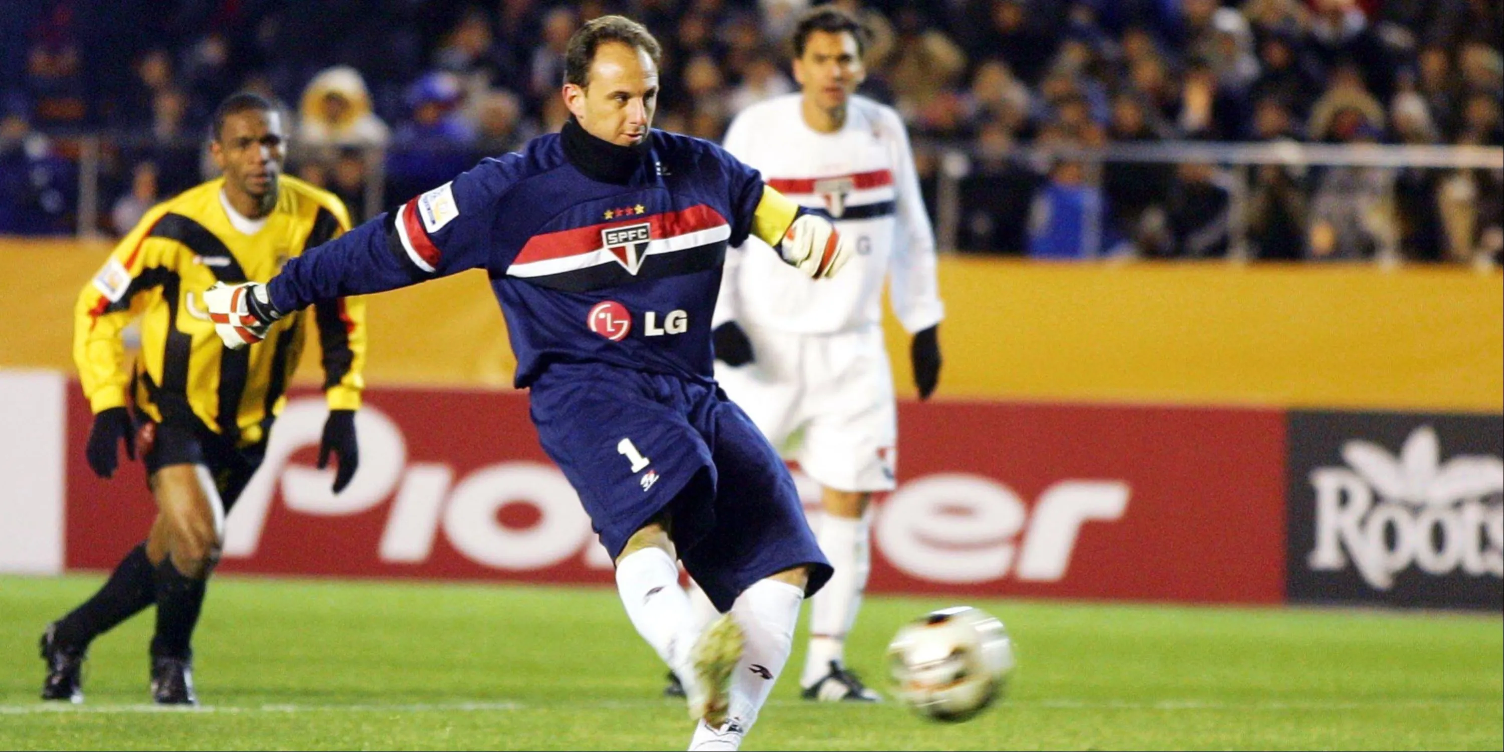 Thủ môn Rogerio Ceni sút penalty cho Sao Paolo, một hiện tượng hiếm có trong lịch sử bóng đá