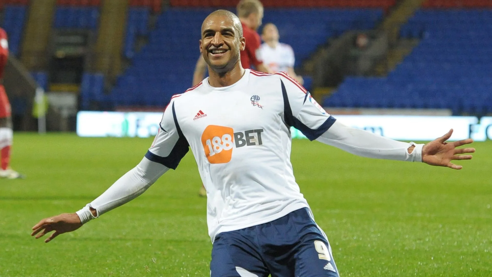 Tiền đạo David Ngog thi đấu nỗ lực cho Bolton Wanderers tại giải Hạng Nhất Anh