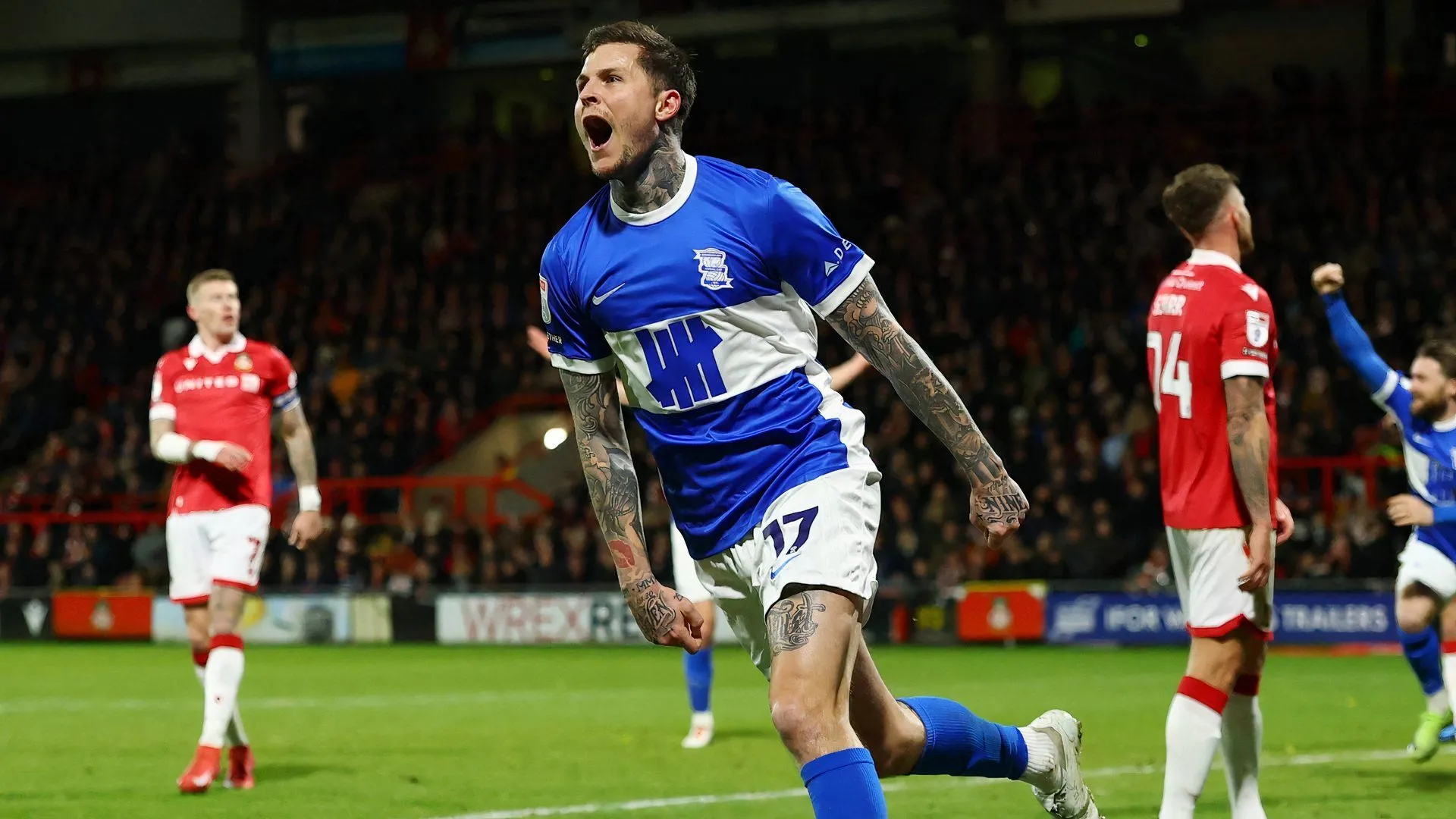 Tiền đạo Lyndon Dykes trong màu áo Birmingham City, người có thể ra đi để tìm kiếm suất đá chính.