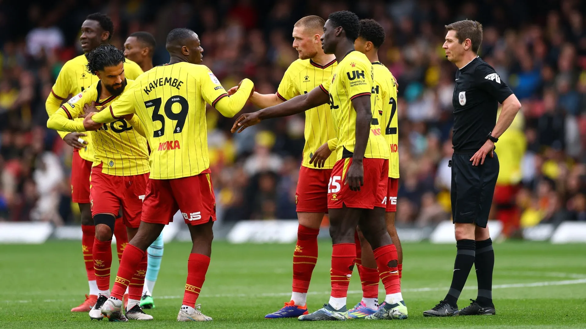 Trọng tài EFL Matt Donohue đang làm nhiệm vụ trong một trận đấu thuộc khuôn khổ Football League, đại diện cho cấp độ trọng tài Championship.
