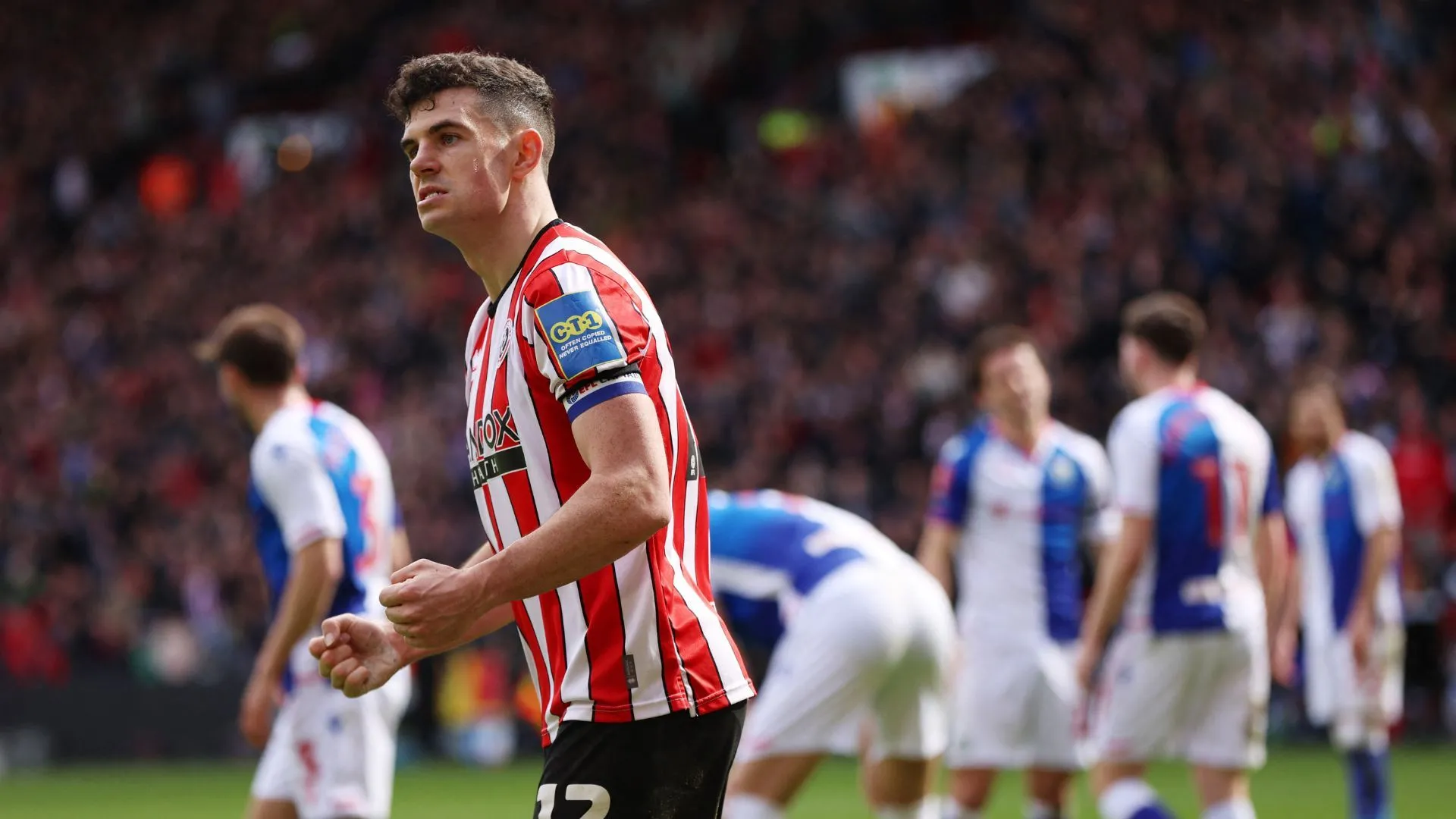 Trung vệ John Egan trong màu áo Sheffield United, giai đoạn anh được đánh giá là một trong những hậu vệ xuất sắc nhất Championship trước khi gặp chấn thương.