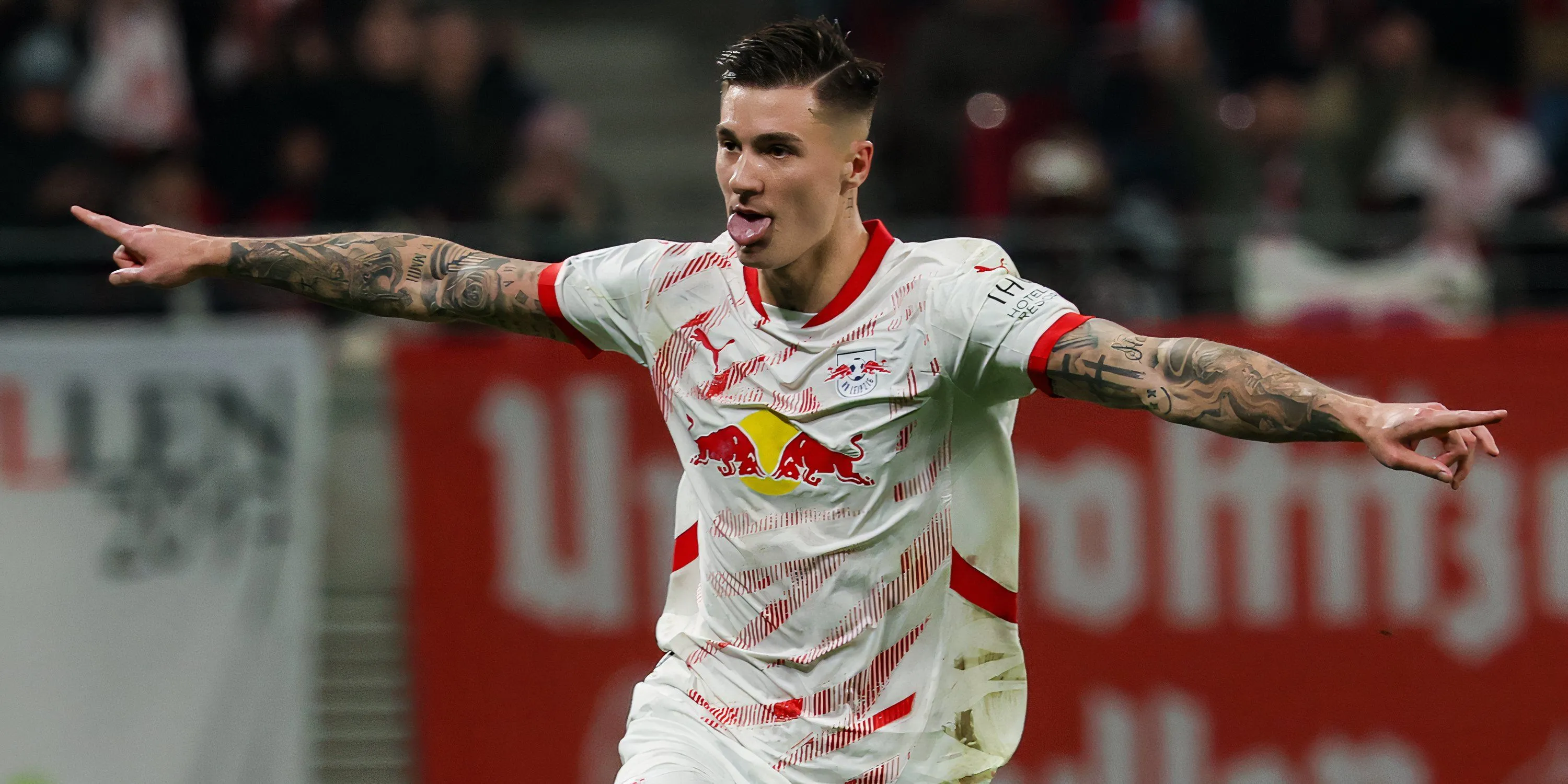 Benjamin Sesko ăn mừng bàn thắng cho RB Leipzig, cầu thủ đang đứng trước quyết định gia nhập Man Utd hay Newcastle.