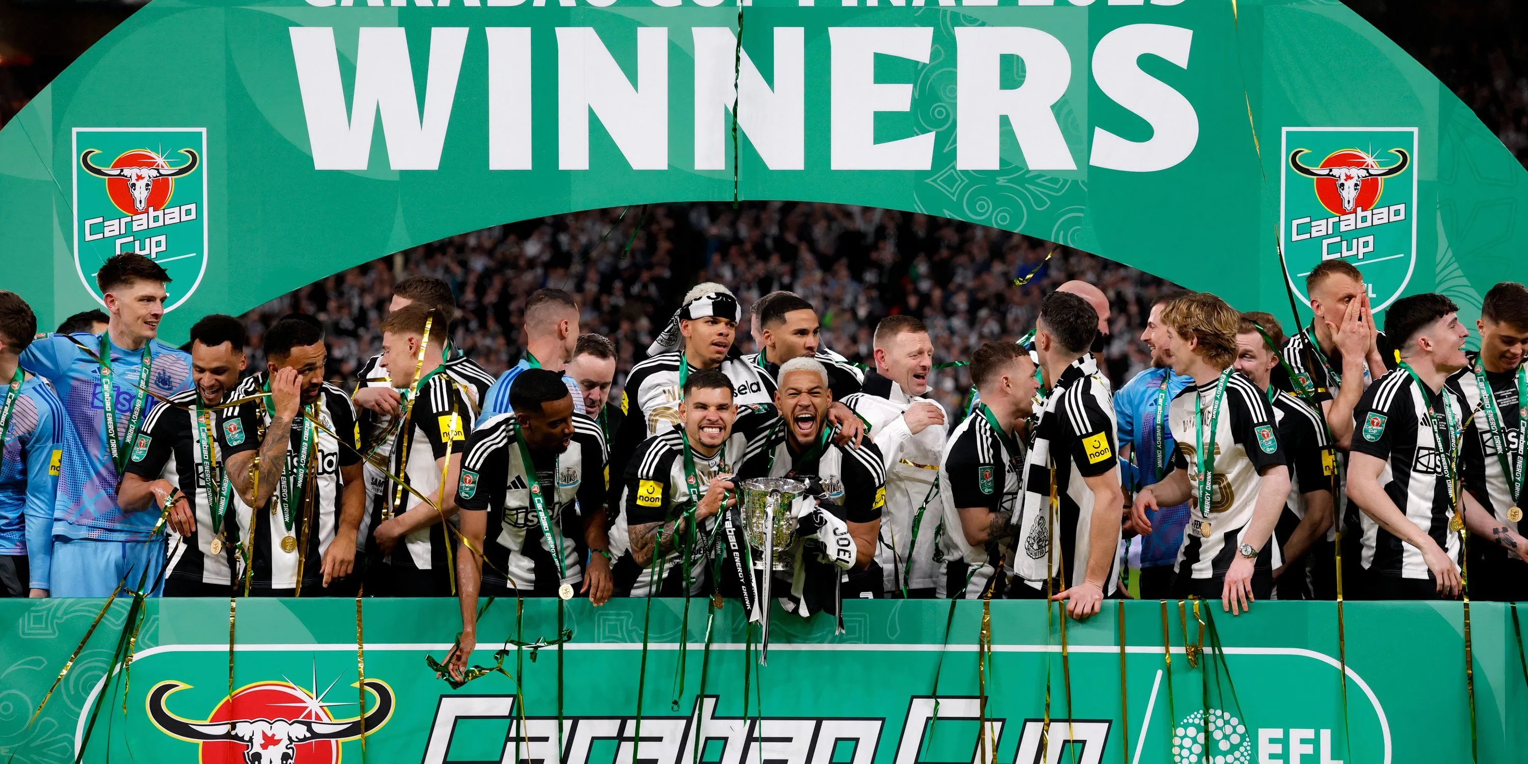 Cầu thủ Newcastle United ăn mừng bàn thắng trên sân nhà