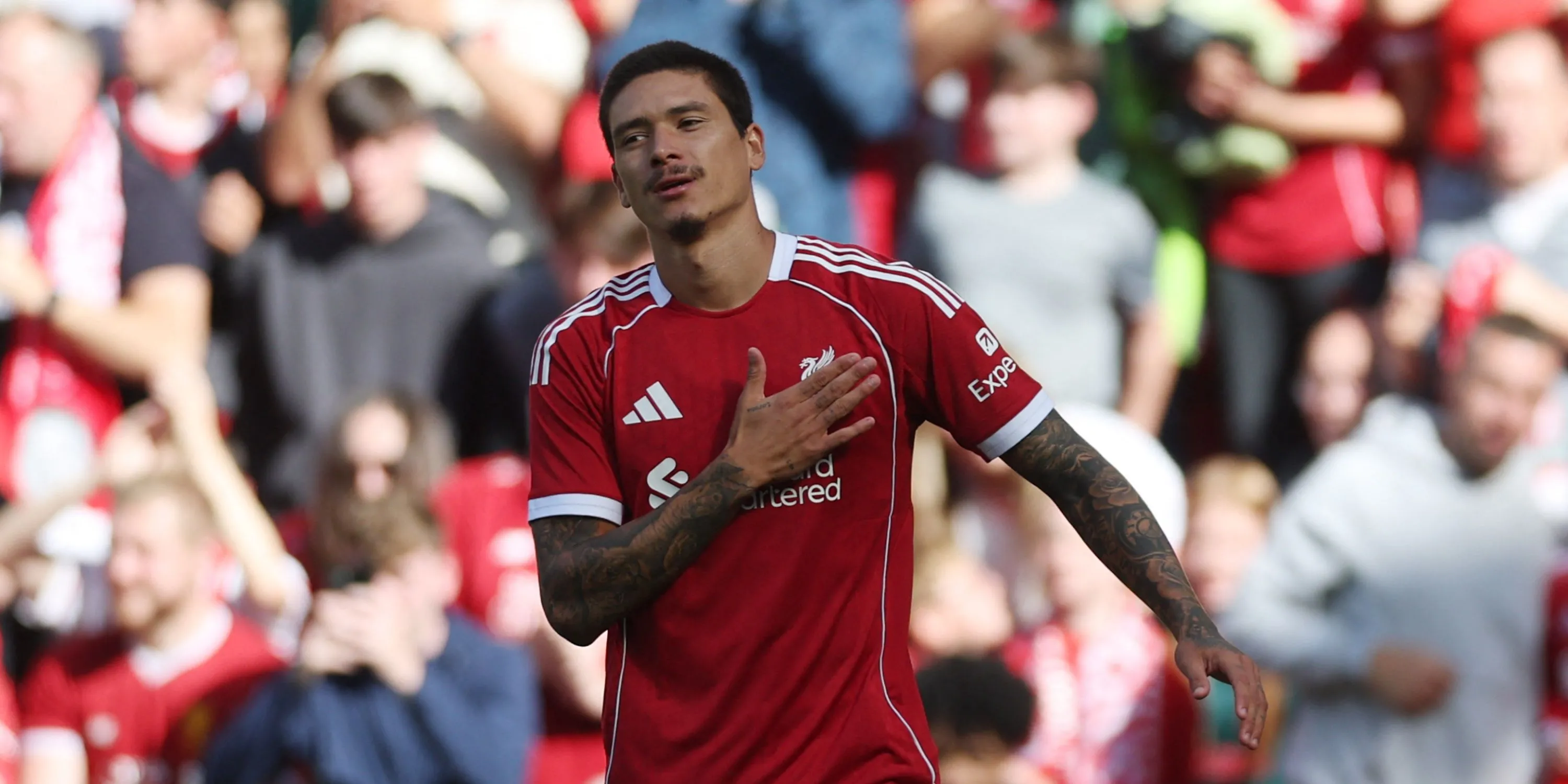 Darwin Núñez chạm tay vào logo Liverpool sau khi ghi bàn trong trận giao hữu trước mùa giải gặp Athletic Bilbao, trước khi chuyển đến Al-Hilal