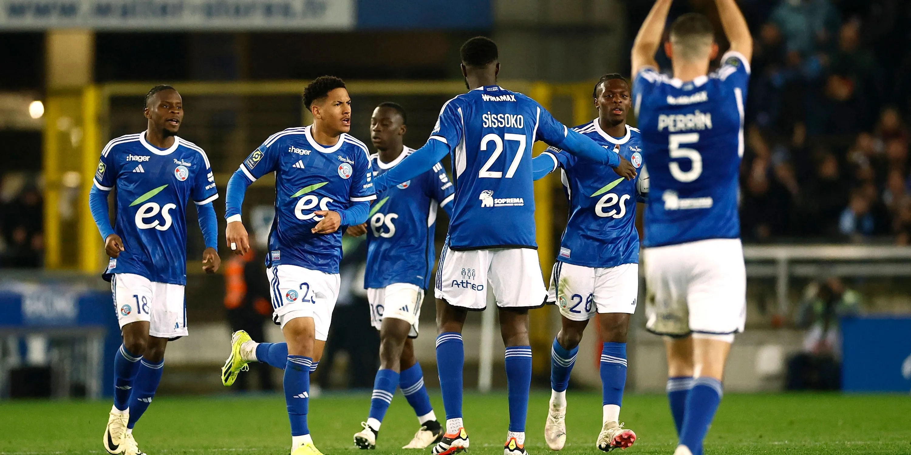 Dilane Bakwa của RC Strasbourg ăn mừng bàn thắng cùng đồng đội