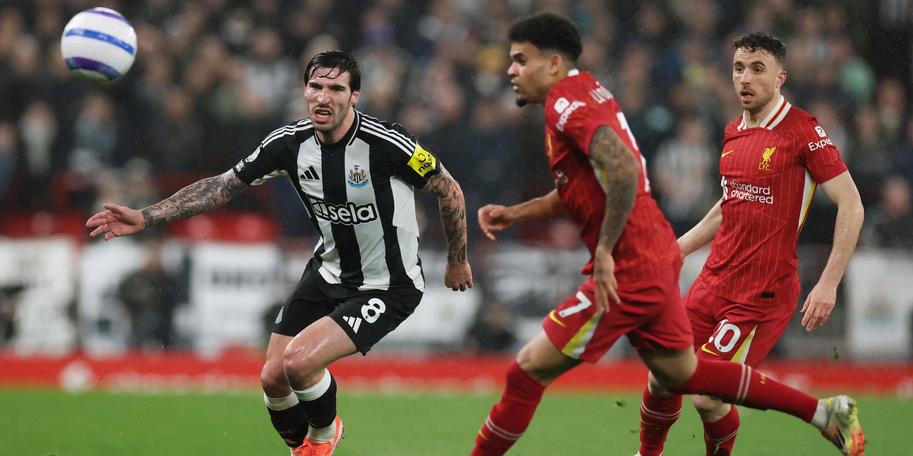 Sandro Tonali đối đầu Luis Diaz và Diogo Jota trong một trận đấu quan trọng