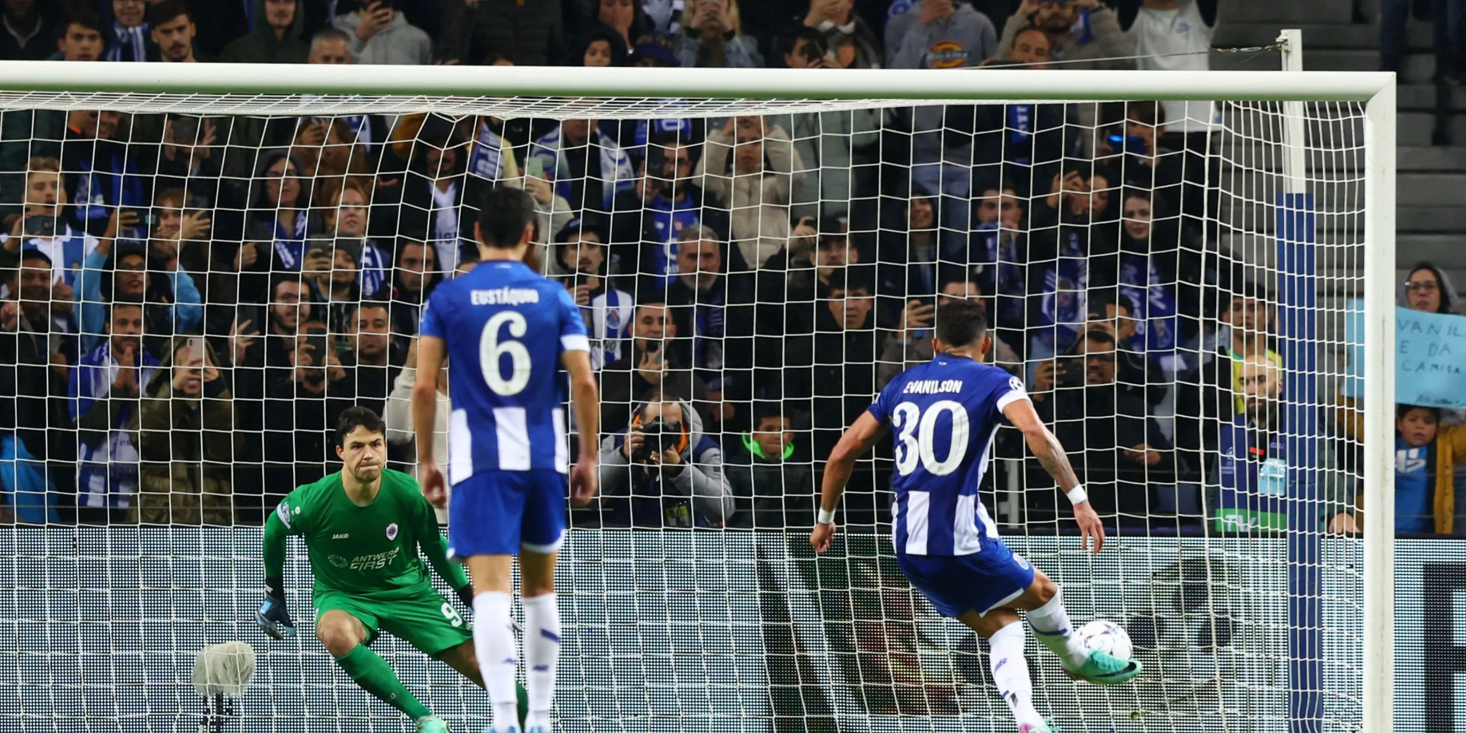 Senne Lammens thi đấu cho Royal Antwerp tại Champions League với sự tự tin và quyết tâm