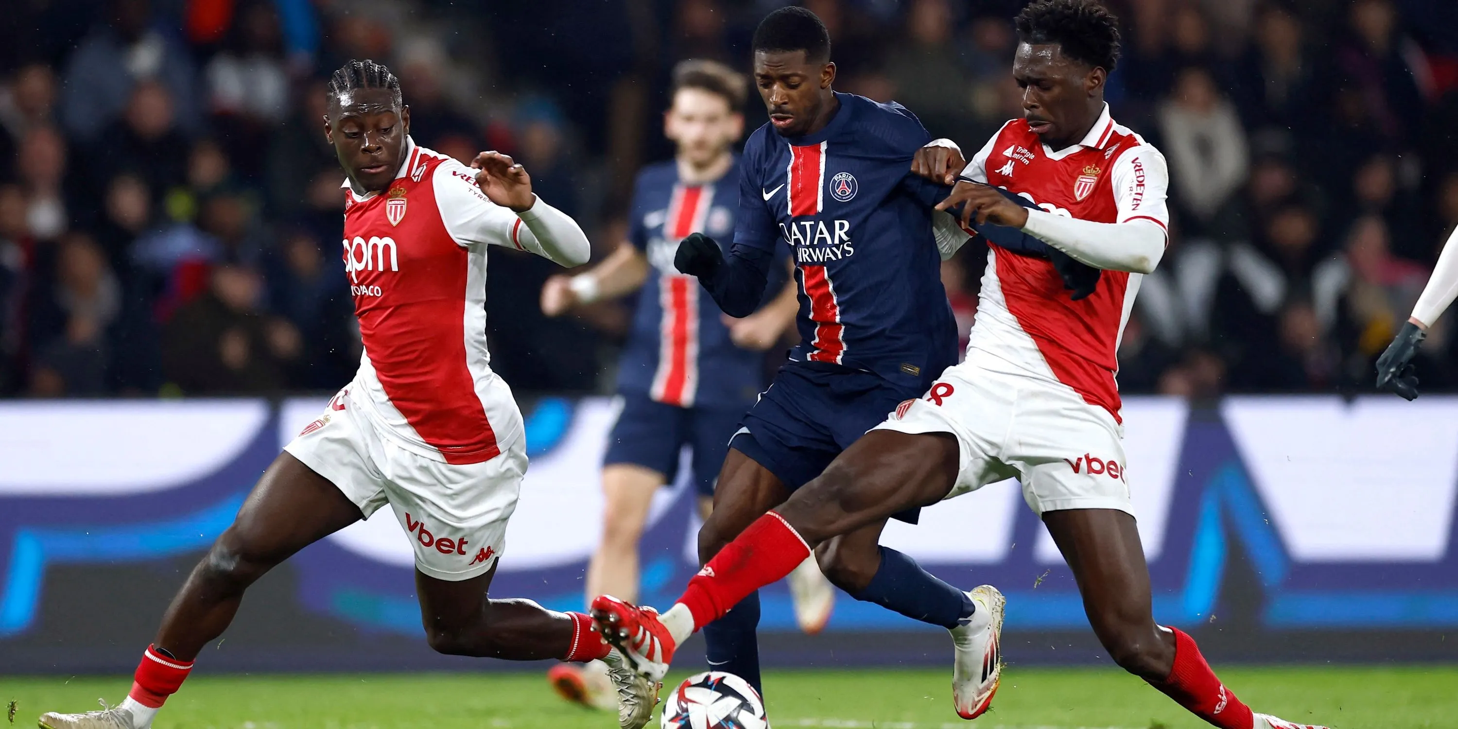 Soungoutou Magassa của AS Monaco tranh bóng với Ousmane Dembele của Paris Saint-Germain, thể hiện khả năng phòng ngự của tiền vệ tiềm năng của West Ham.
