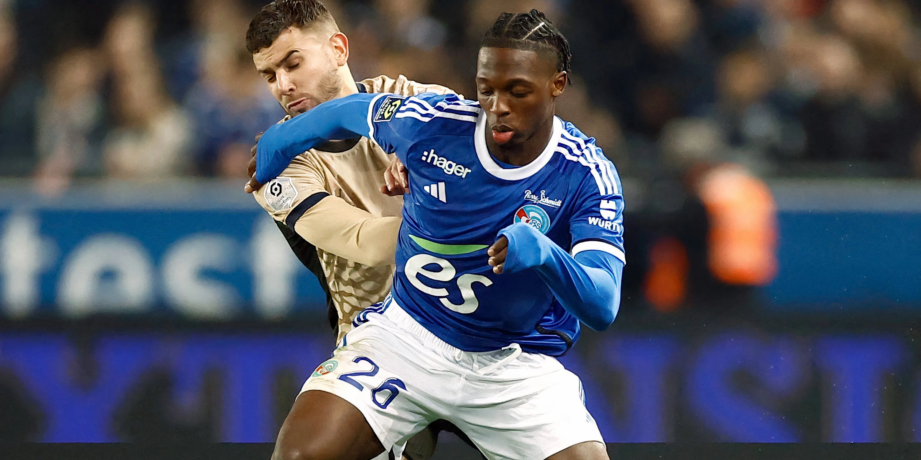 Tiền đạo Dilane Bakwa trong màu áo Strasbourg, mục tiêu chuyển nhượng của Leeds