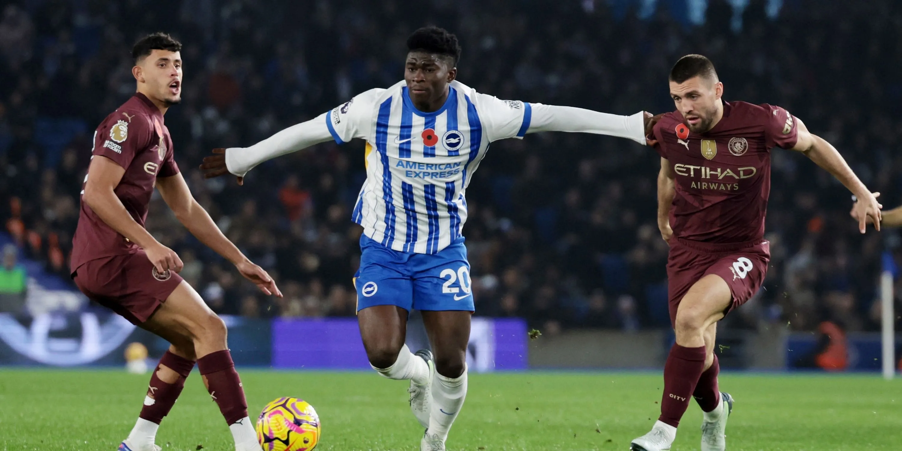 Tiền vệ Carlos Baleba của Brighton &amp; Hove Albion tranh chấp với Mateo Kovacic của Manchester City