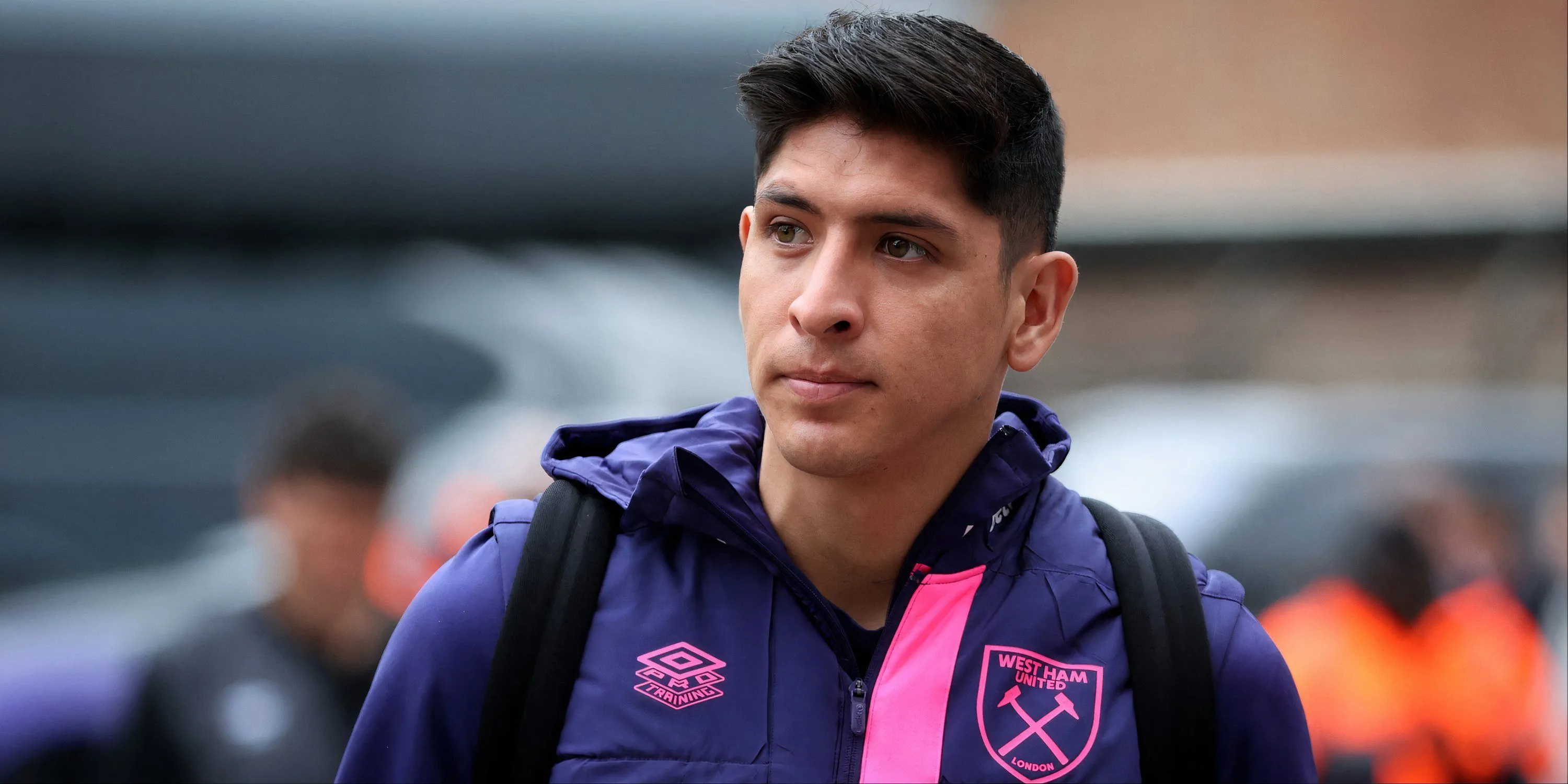 Tiền vệ Edson Alvarez trong màu áo West Ham United trước khi chuyển đến Fenerbahçe.