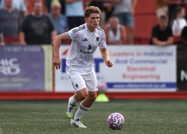 Jacob Devaney tỏ ra sự lãnh đạo đáng kính trọng tại hàng tiền vệ Manchester United
