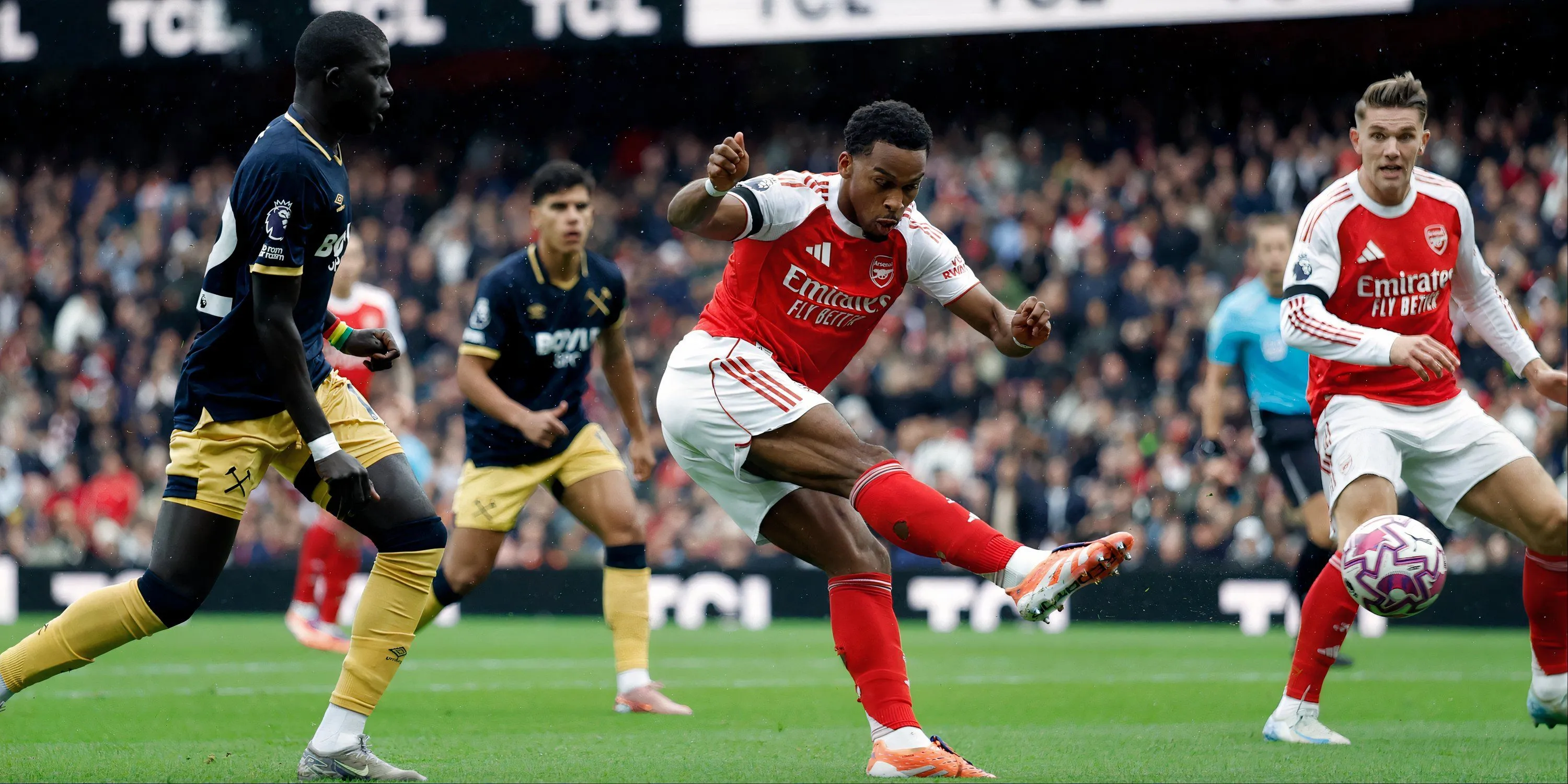 Jurrien Timber dẫn bóng trong trận đấu Arsenal gặp West Ham