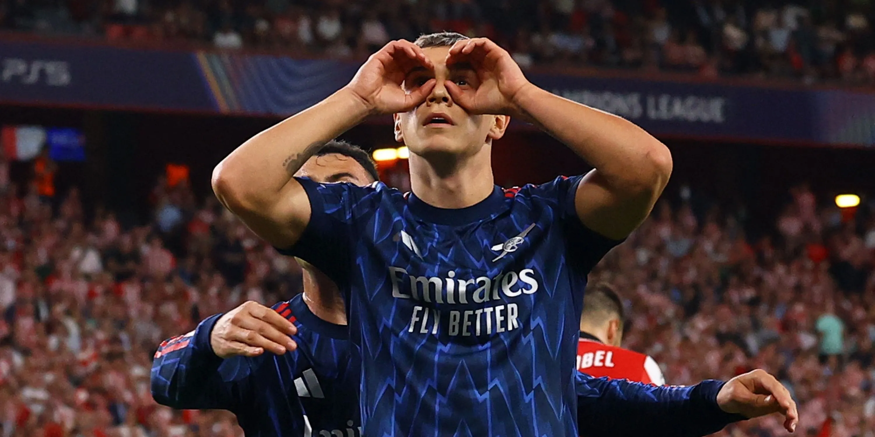 Leandro Trossard trong màu áo Arsenal - tiền vệ người Bỉ đôi khi được Mikel Arteta gọi là "nhà ảo thuật nhỏ"