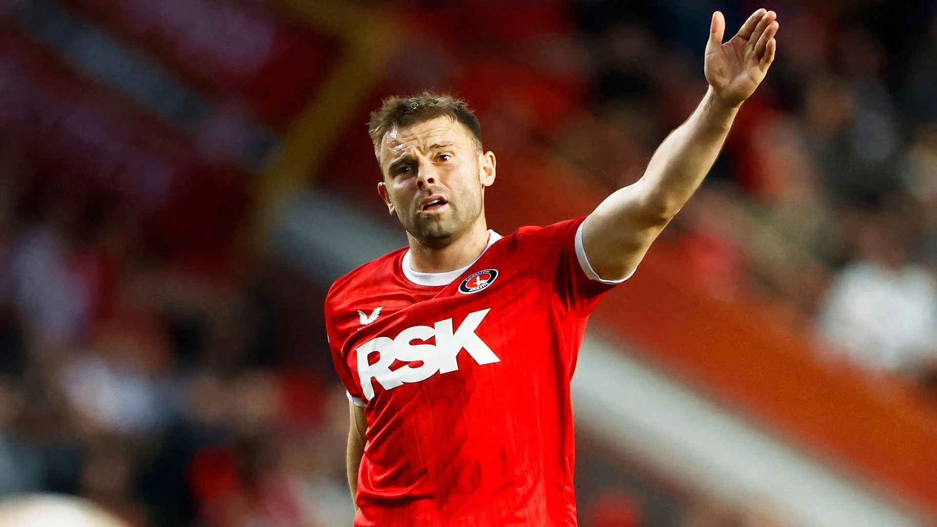 Matty Godden của Charlton Athletic tranh cãi với hậu vệ Wycombe Wanderers