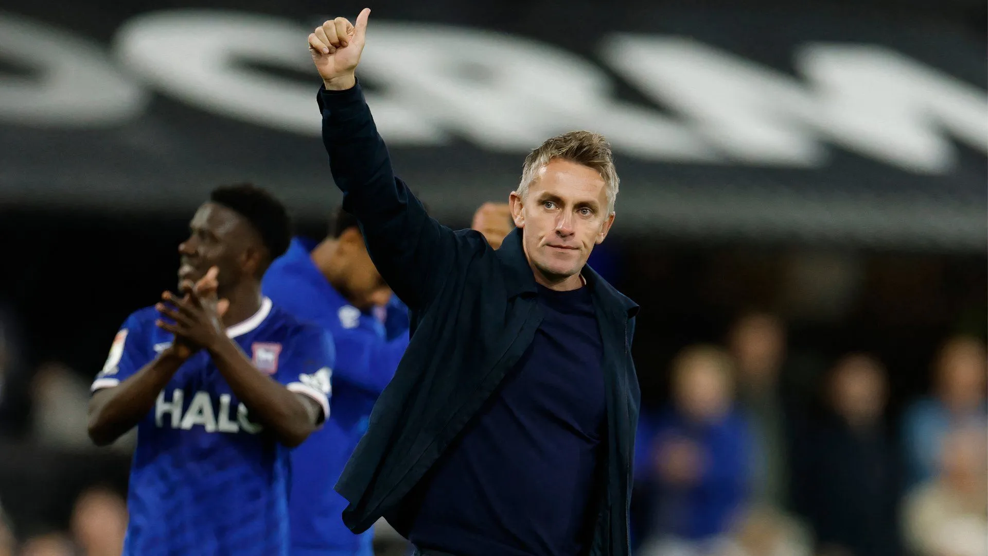 McKenna chỉ đạo Ipswich Town trong một trận đấu gần đây