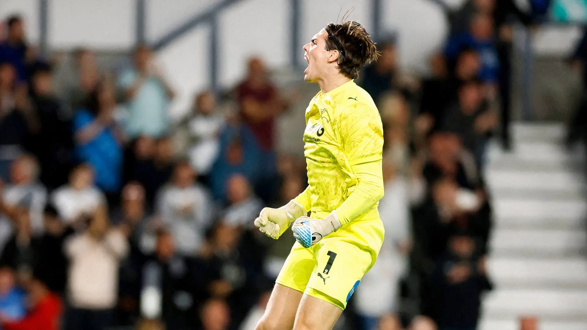 Thủ môn Thụy Điển Jacob Widell Zetterstrom tập luyện cùng đội Derby County