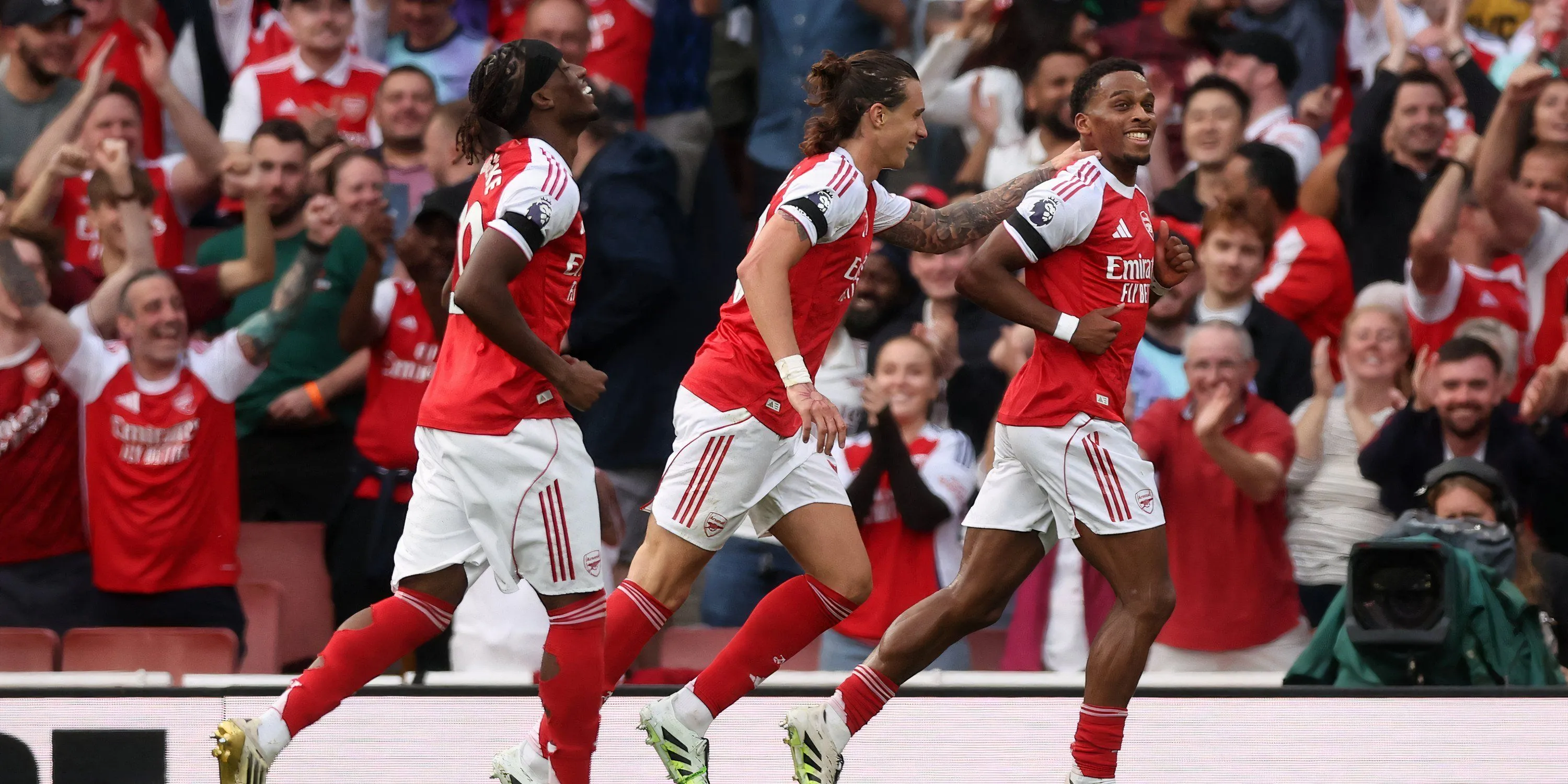 Timber và Calafiori ăn mừng sau bàn thắng của Arsenal